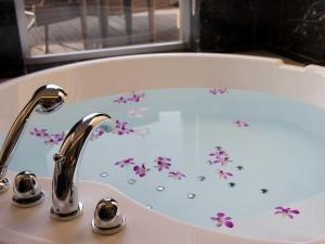 【エステサロン】スパスイートルームには専用のジャグジーがございます。心も身体もゆったりと癒されてください。