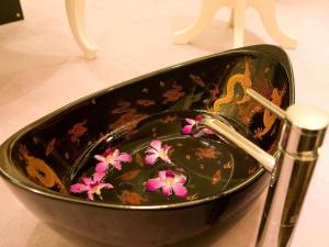 【エステサロン】スパスイートルームには足浴もございます。つま先までゆったりリラックス…。