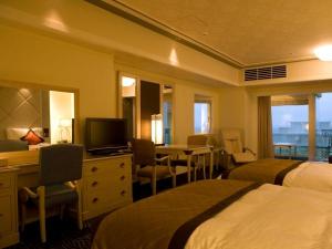 【スパスイート】白を基調としたインテリア。女性のお客様に人気のお部屋です。