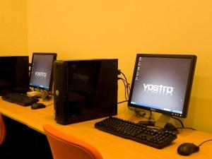 【ビジネスセンター】ロビーフロアには24時間無料でご使用頂けるパソコンがございます。