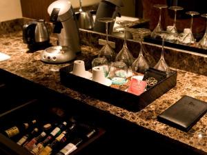 全てのお部屋にコーヒーメーカーとミニバーをご用意。お好きな時間に挽立てのコーヒーをお楽しみください。