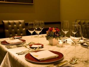 特別な日のディナーに。落ち着いた店内でお食事をお楽しみくださいませ。