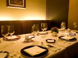 レストラン「天」では、落ち着いた家具でお寛ぎ頂ける個室もご用意しております。