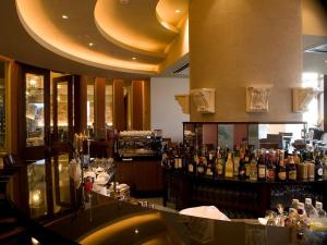 落ち着いた雰囲気のバーではエグゼスオリジナルカクテルや泡盛、世界の銘酒をご堪能頂けます。