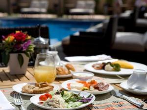 テラスで優雅な朝食を♪直営農家から厳選した食材のみを使用しております。