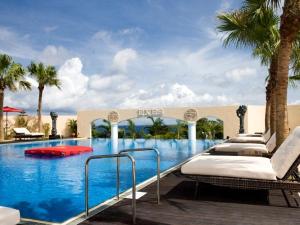 【ガーデンプール】晴れた日には遠くの離島も見渡せる開放的な空間です。