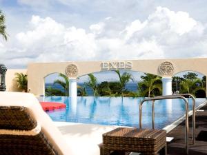 【ガーデンプール】東シナ海を眺めながらゆったりとした時間をお過し下さい。