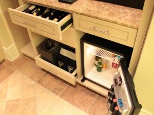 お部屋にミニバーをご用意。冷蔵庫のミネラルウォーターはサービスです♪