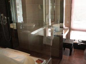 洗面台はシンクを2つ設置し、独立したシャワーブースを設置。