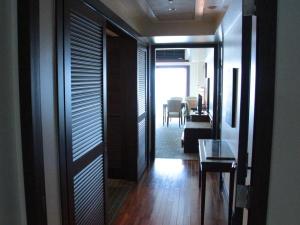 2ベッドルームのコーナースイート。ご家族やグループでもごゆっくりお寛ぎいただけます。