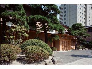 玄関前　-昼・夏-