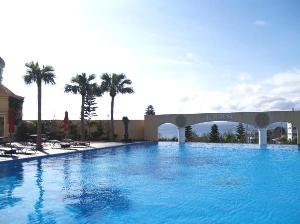 【ガーデンプール】晴れた日には遠くの離島も見渡せる開放的な空間です。