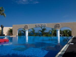 【ガーデンプール】晴れた日には遠くの離島も見渡せる開放的な空間です。