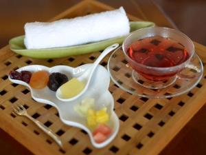 トリートメント効果を高めるドライフルーツとハーブティをご用意いたします。施術後の余韻にひたりながらごゆっくりとお寛ぎくださいませ。