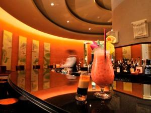 落ち着いた雰囲気のバーではエグゼスオリジナルカクテルや泡盛、世界の銘酒をご堪能頂けます。