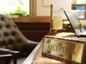 着席スタイルのフロントでゆったりとお手続きいただけます。