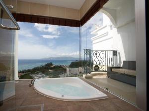 東シナ海を見下ろしながら入るジャグジー。ごゆっくりとお寛ぎくださいませ。