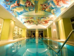 屋内プールは通年営業です。アクアエクササイズやスイムウォークにも適しております。