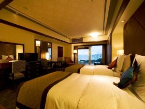 ハイフロアのお部屋は、開放感のある空間に、一面の窓ガラスの先には東シナ海を。