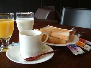 朝食のパン・コーヒー・ジュースなどの軽食の一例