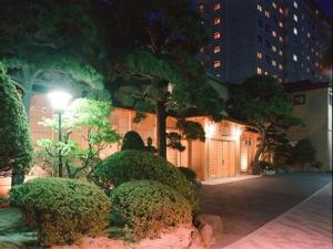 玄関前　-夜・夏-