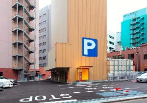 契約立体駐車場(制限：先着20台　高さ制限1.55m　1泊　12時～翌12時　?1,500)