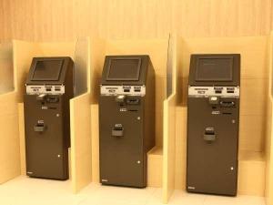 当ホテルはご宿泊代金を前払いで頂戴しております。ご精算はフロント前の精算機にて現金・クレジットカードでの精算を賜れます。ＥＤＹのご精算はフロントにて承っておりますのでお気軽にお声掛けくださいませ。