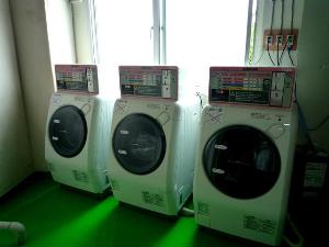 地下１階にございますコインランドリー（２４時間ご利用できます）