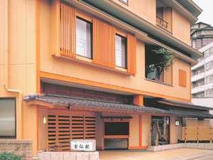 和倉の中心付近に位置し、温泉街のそぞろ歩きも気軽にできます。また、定期観光バスなどの発着地も近く観光拠点にもピッタリ♪温泉と観光を楽しむなら是非当館をご利用ください。