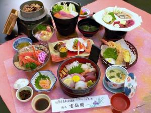 当宿のスタンダードな夕食です。お一人様に１艘ずつ付く舟盛りをはじめ、鍋物やズワイガニなど本格的な会席をお楽しみいただけます。