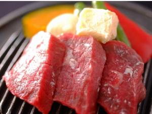 鉄板の上でジュージュー♪音まで美味しい肉汁たっぷりの黒毛和牛ステーキは当館の人気メニュー！別注料理でもご提供しております。