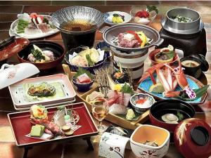 輝（かがやき）御膳：イケスで調理直前まで活きていたアワビは新鮮さが抜群！さらに黒毛和牛ステーキに舟盛りも付いた豪華な和風会席で北陸の味覚を満喫してください。