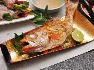 能登の『のどぐろ』は水揚げされると都会の料亭へ卸されるため、地元でもあまり出回らない幻の高級魚。「白身のトロ」と称され、焼き・煮付け・しゃぶしゃぶなどどんな調理法でも濃厚な旨味が楽しめます。
