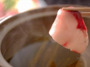 脂の乗った『寒ブリ』をあえてさっぱりとしゃぶしゃぶで！鰤本来の味をお楽しみいただけます。