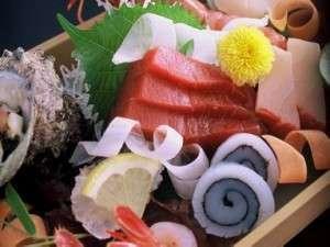 お一人様に一艘ずつ付く『旬魚の舟盛り』は、魚屋を営んでいた当宿の社長が厳選した海の幸をご提供！朝獲れの北陸の幸をご堪能ください♪