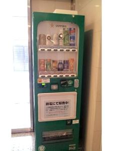 フロント内に1台自動販売機があります。ビールも売ってます