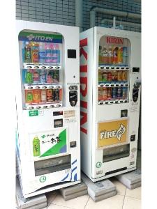 フロントエントランスでてすぐ右に2台自動販売機があります