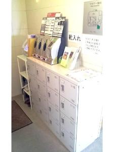 エレベータ前靴箱。コイン式の携帯充電器もあります