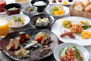 地元食材をふんだんに使った特産物をはじめ、和食・洋食あわせて20種類以上のお料理をご用意しております。