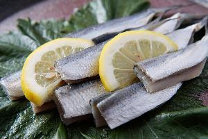 郷土料理「ままかりの酢漬け」。「ままかり」はニシン科の魚で、あまりのおいしさに、隣の家にご飯（まま）を借りに行ってまで食べたということから、この名前が付いています。ぜひご賞味ください。