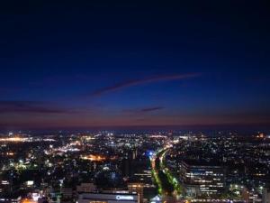 西側客室からの夜景（一例）晴れた日の日中には、日本海の美しい地平線を眺められる日もございます。