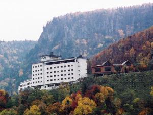 紅葉期のホテルの全景です。ホテルからも綺麗な紅葉をお楽しみ頂けます