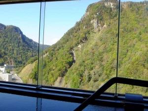 【初秋の大雪の湯】大きな窓から層雲峡の景色を一望。ちょっと色づいた紅葉も◎