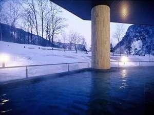 冬の天華の湯の露天風呂です。雪の降り初めと溶け初めには、エゾシカが遊びに来ることも・・