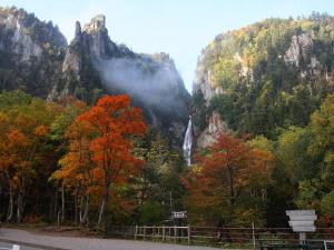 【流星の滝】見ごろは10月下旬です