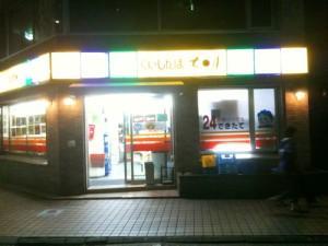 ホテルの隣にお弁当屋を兼ねた小さなコンビニもあります