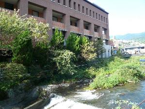 ホテル外観千歳川沿い