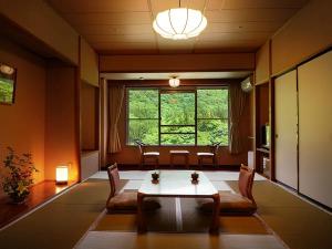 客室「月かんむり」　※山々の景色が自慢のお部屋です。2007年7月にリニューアルオープン