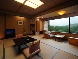 客室「花かんむり」10帖　※「庭園と山々が望めてとても寛げる」と評判のお部屋です。