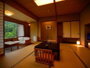 客室「花かんむり」10帖　※「庭園と山々が望めてとても寛げる」と評判のお部屋です。